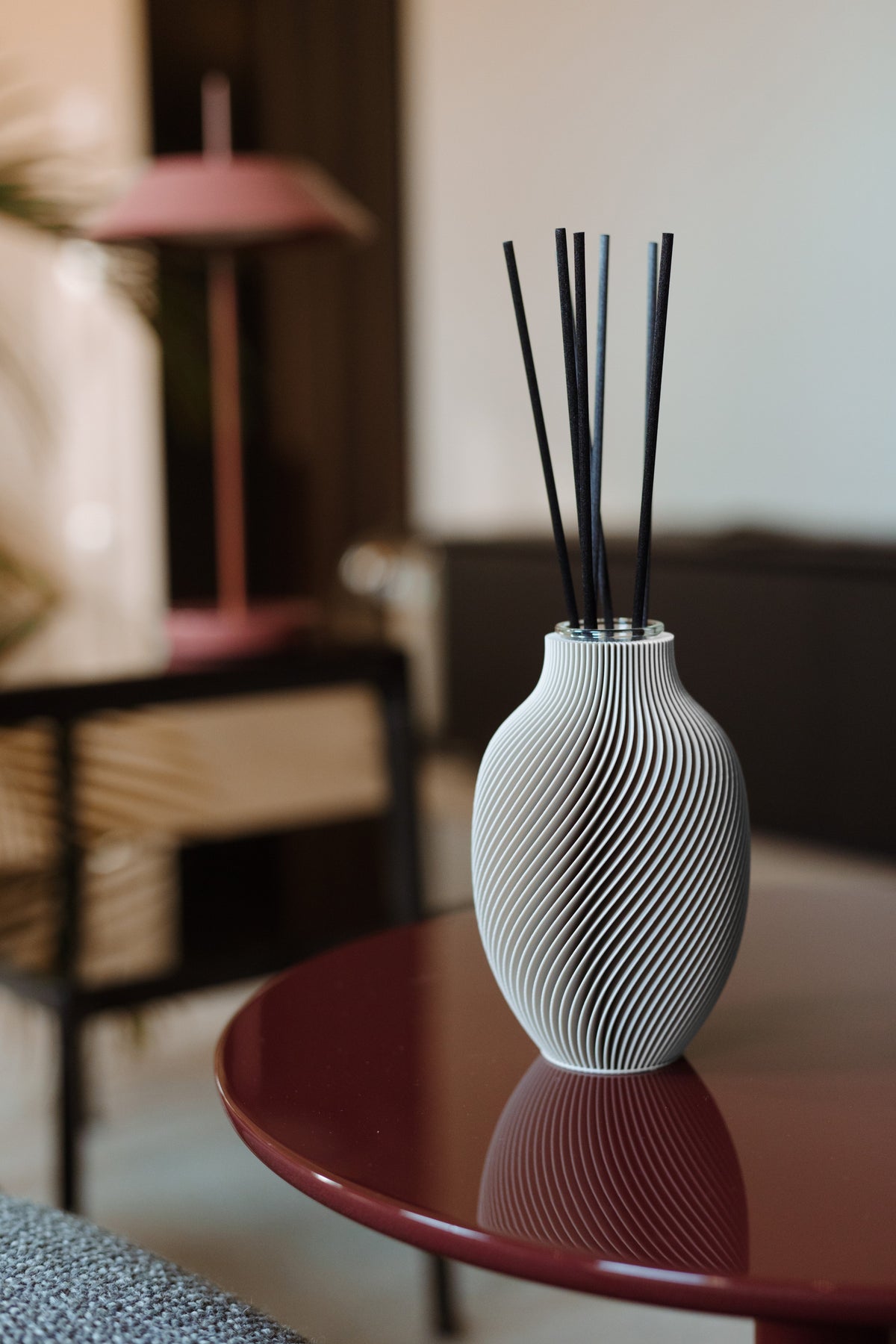 Diffusore d'ambiente di design tortora ambientato in casa moderna · Yliaca