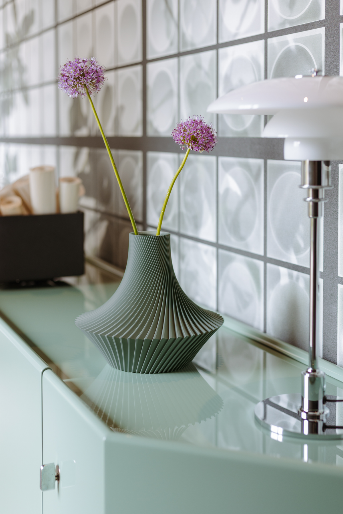 Vaso Haku verde salvia ambientato · vasi di design 3D Made in Italy · Yliaca