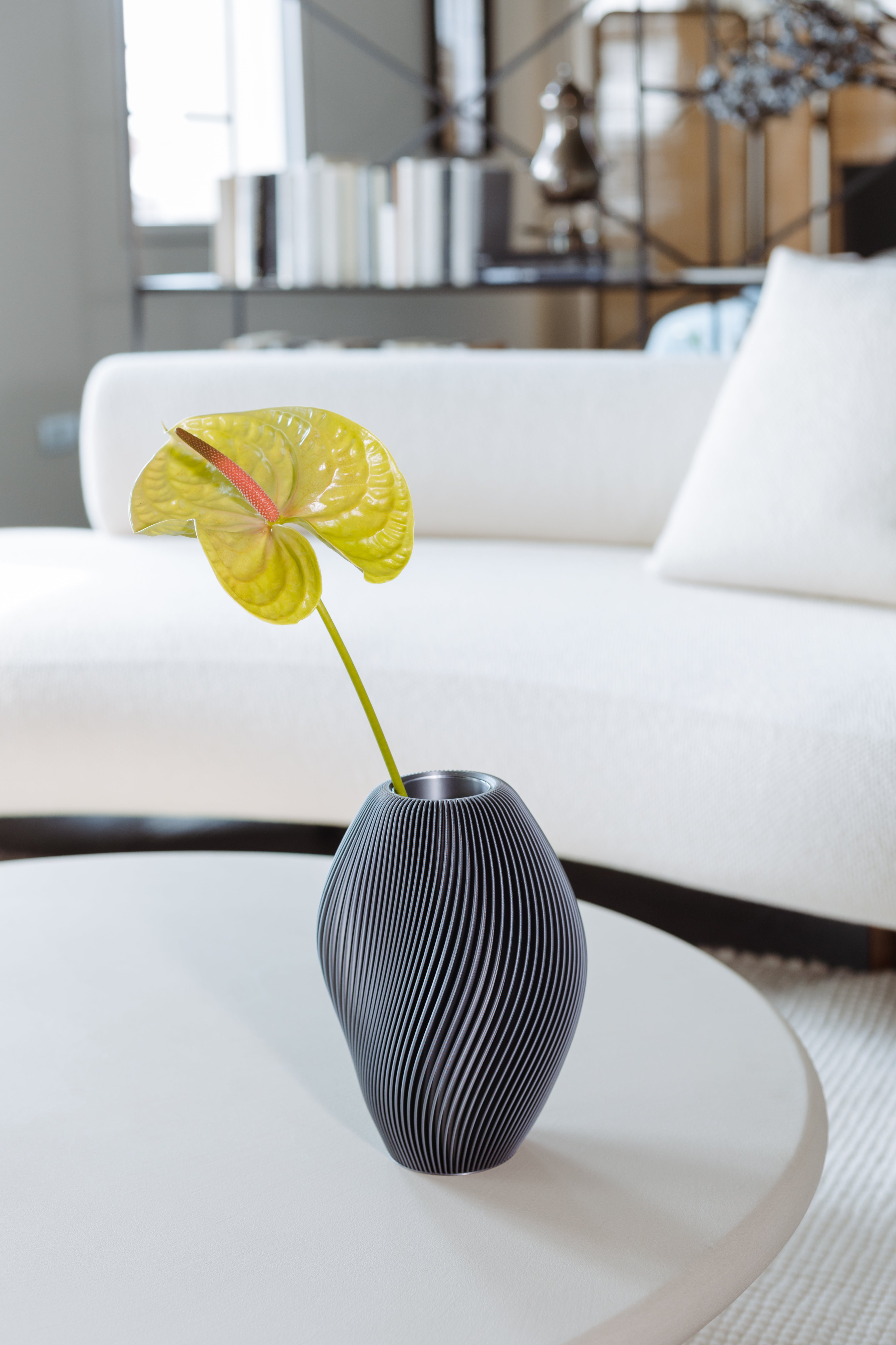 Vaso Venux · blu cobalto · ambientato in salone moderno · linee sinuose · design 3D · Made in Italy · Yliaca
