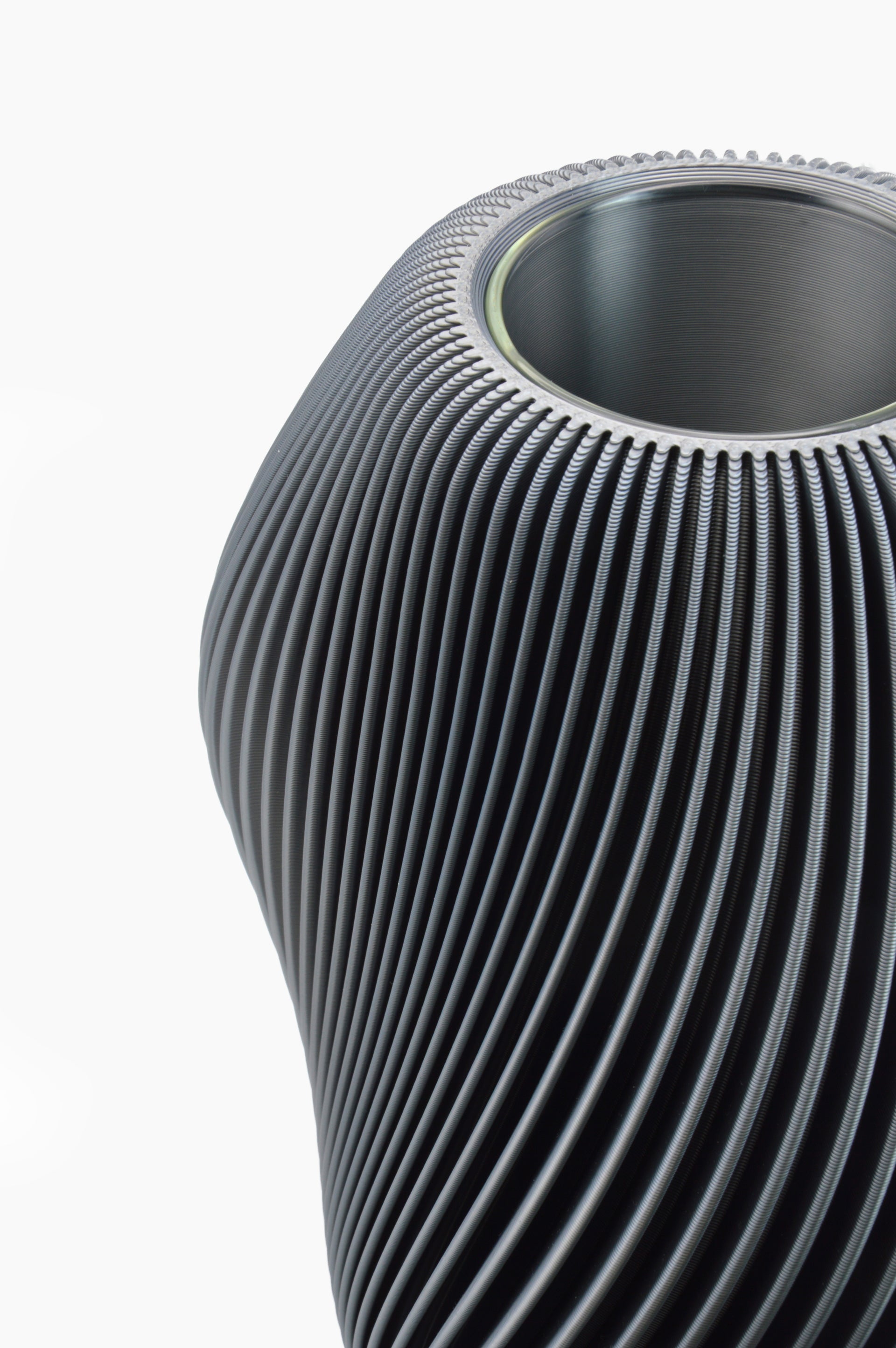 Vaso Venux · blu cobalto · linee sinuose · dettaglio · design 3D · Made in Italy · Yliaca