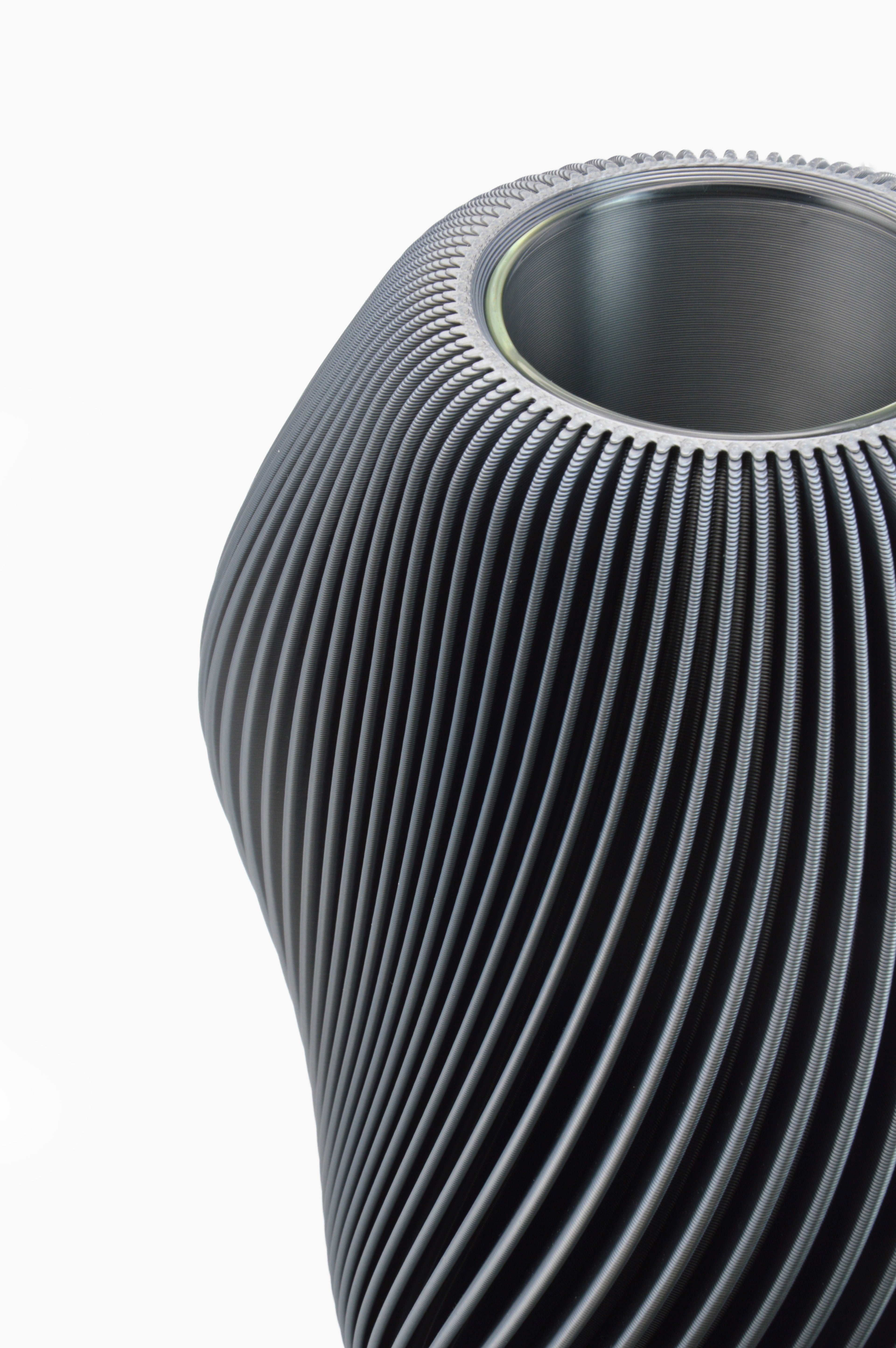 Vaso Venux · blu cobalto · linee sinuose · dettaglio · design 3D · Made in Italy · Yliaca