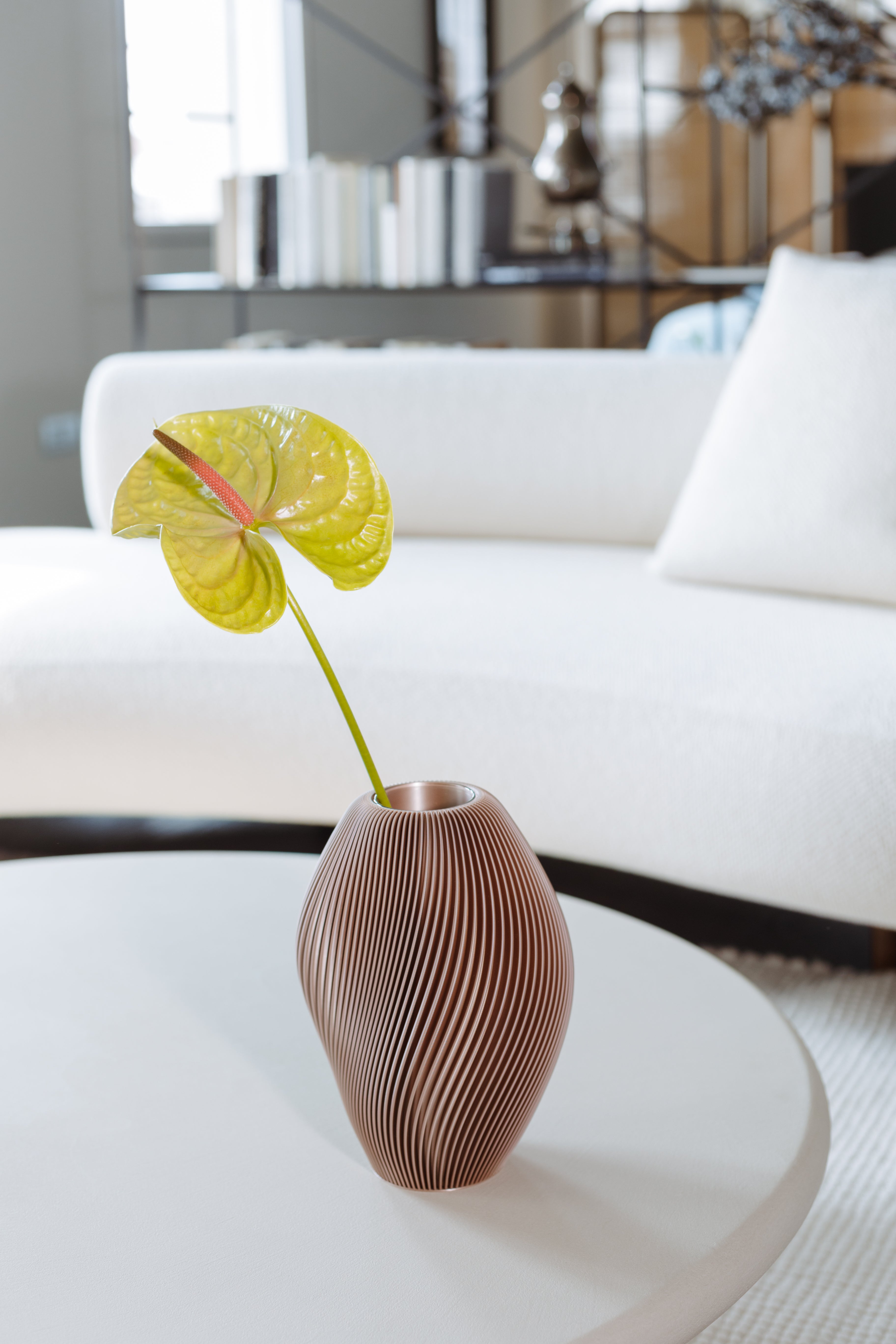 Vaso Venux · rosa cipria · ambientato in casa moderna · linee sinuose · design 3D · Yliaca