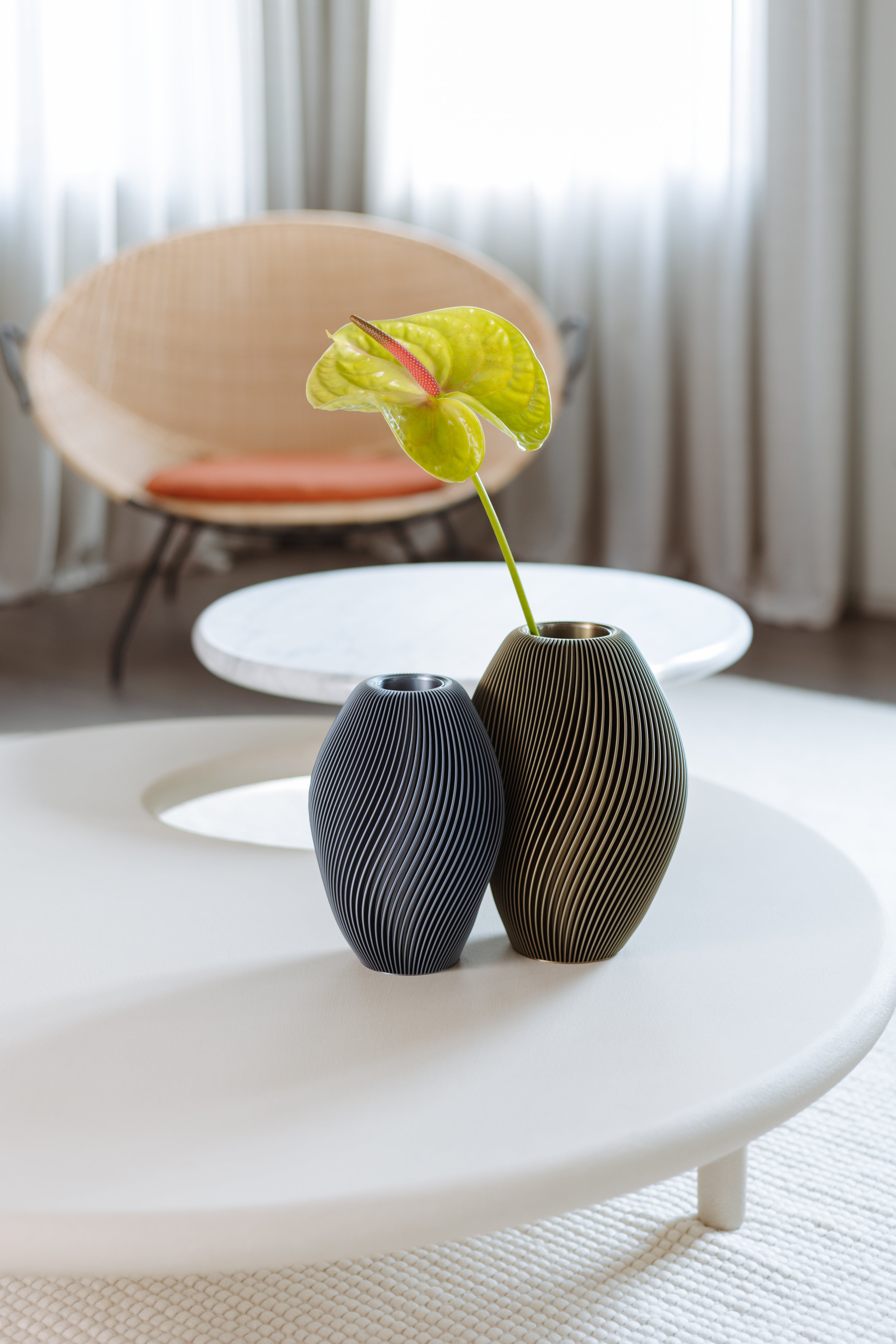 Vaso Venux · verde oliva · in coppia · linee sinuose · design 3D · Made in Italy · Yliaca