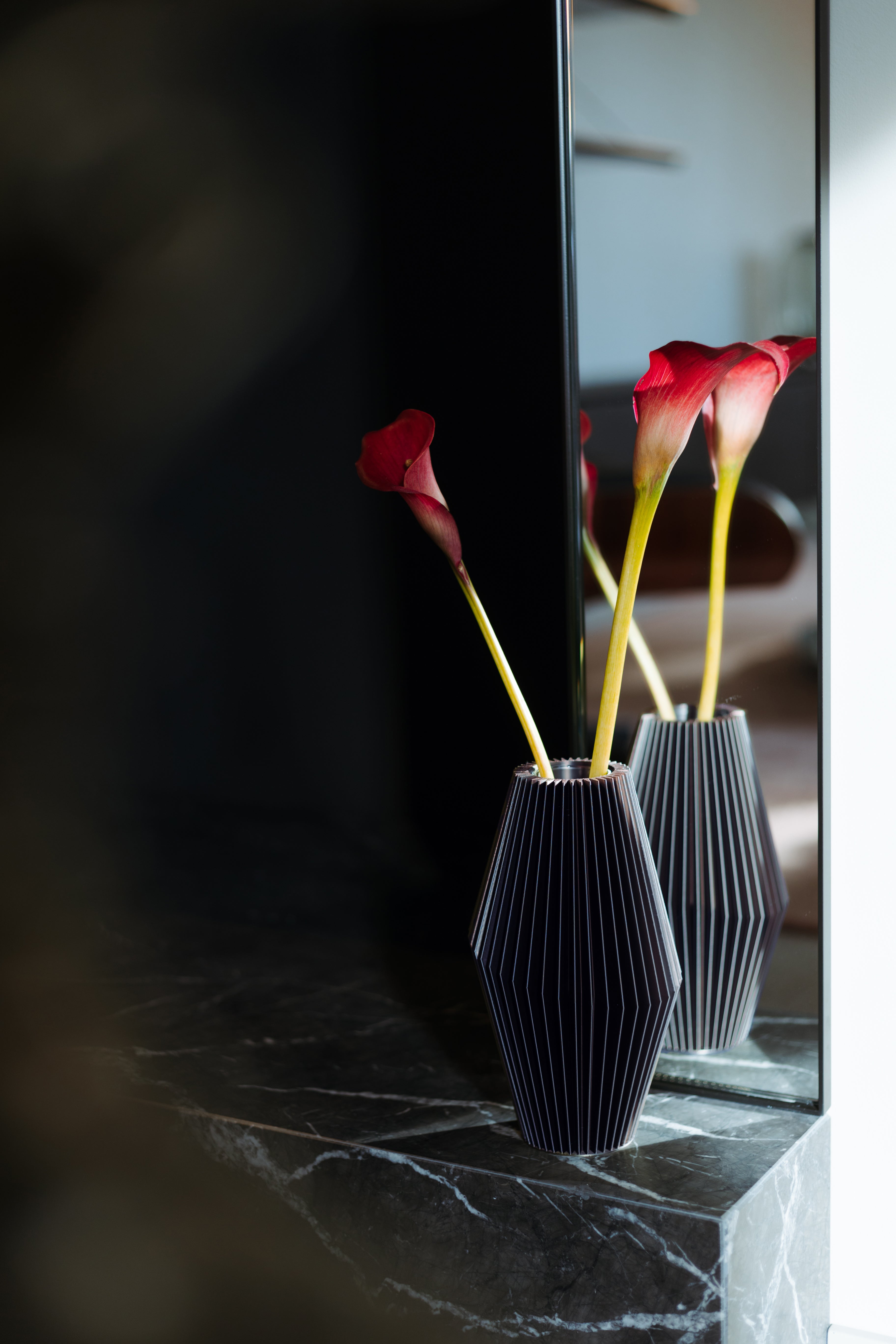 Vaso Zaira · grigio grafite · design geometrico 3D · Made in Italy · Yliaca