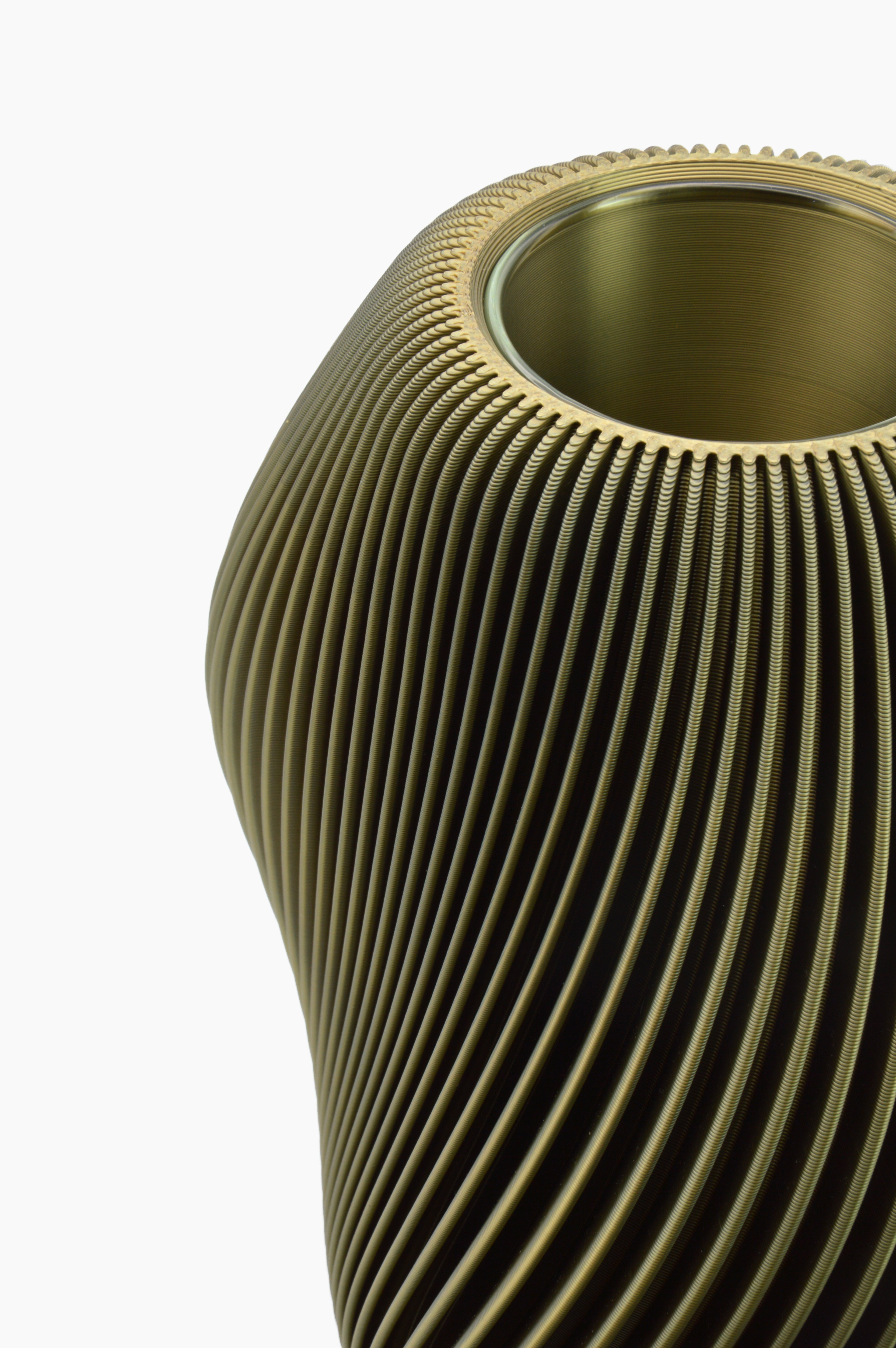 Vaso Venux · verde oliva · vista dall'alto · linee sinuose · design 3D · Made in Italy · Yliaca