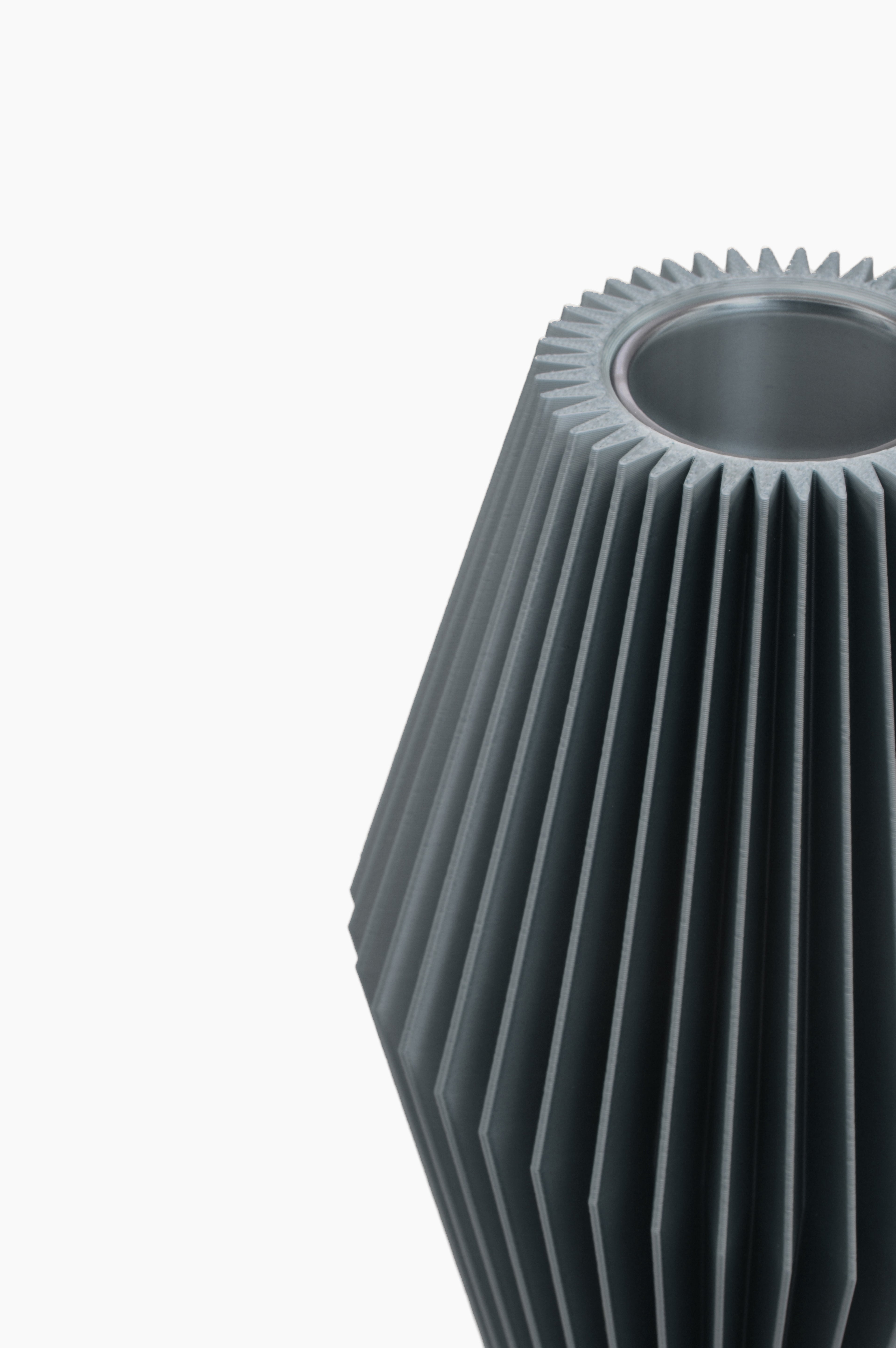 Vaso Zaira · grigio grafite · vista dall'alto · design geometrico 3D · Made in Italy · Yliaca