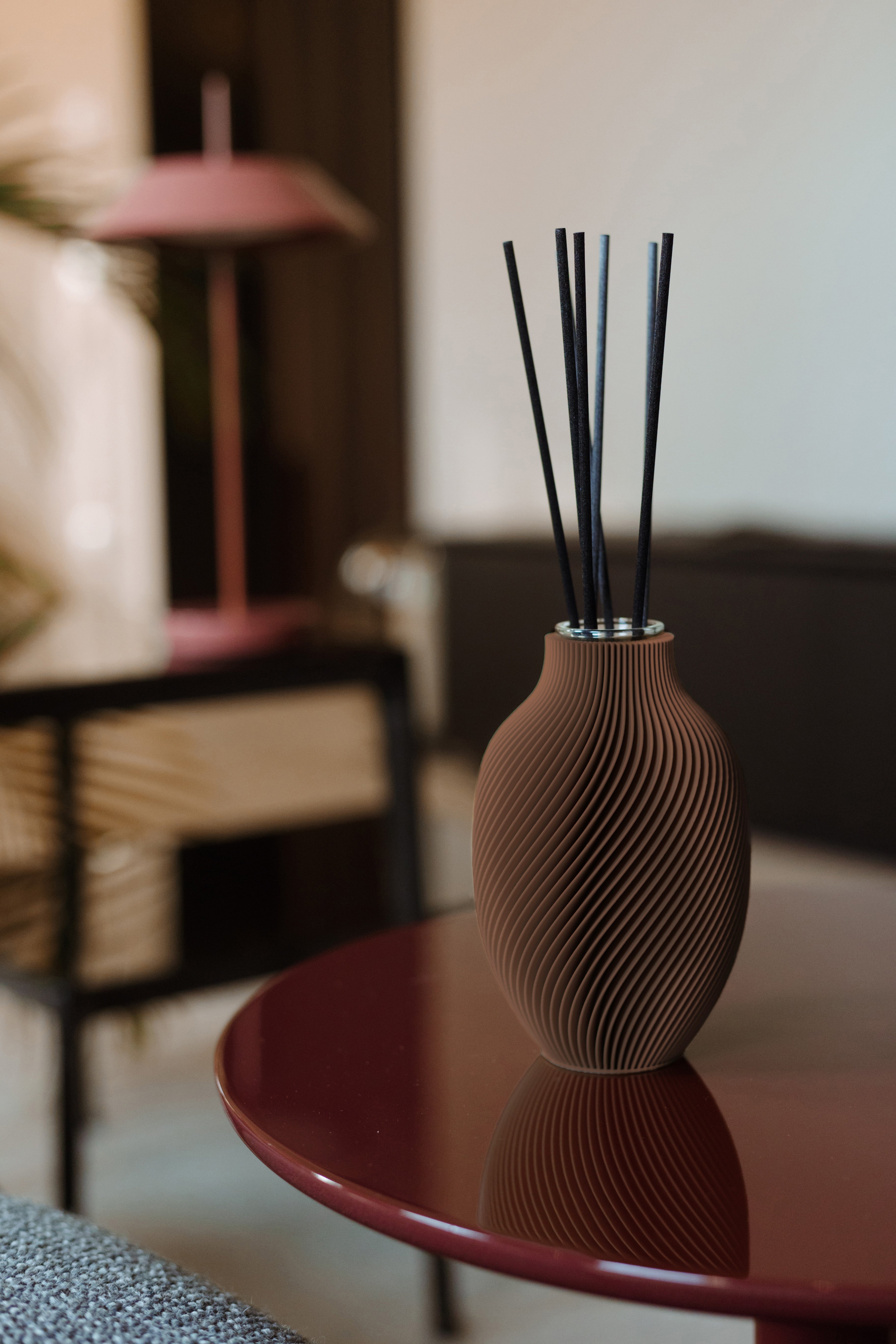 Diffusore Eolia · marrone cioccolato · ambientato · design 3D spirale · ricaricabile · Made in Italy · Yliaca