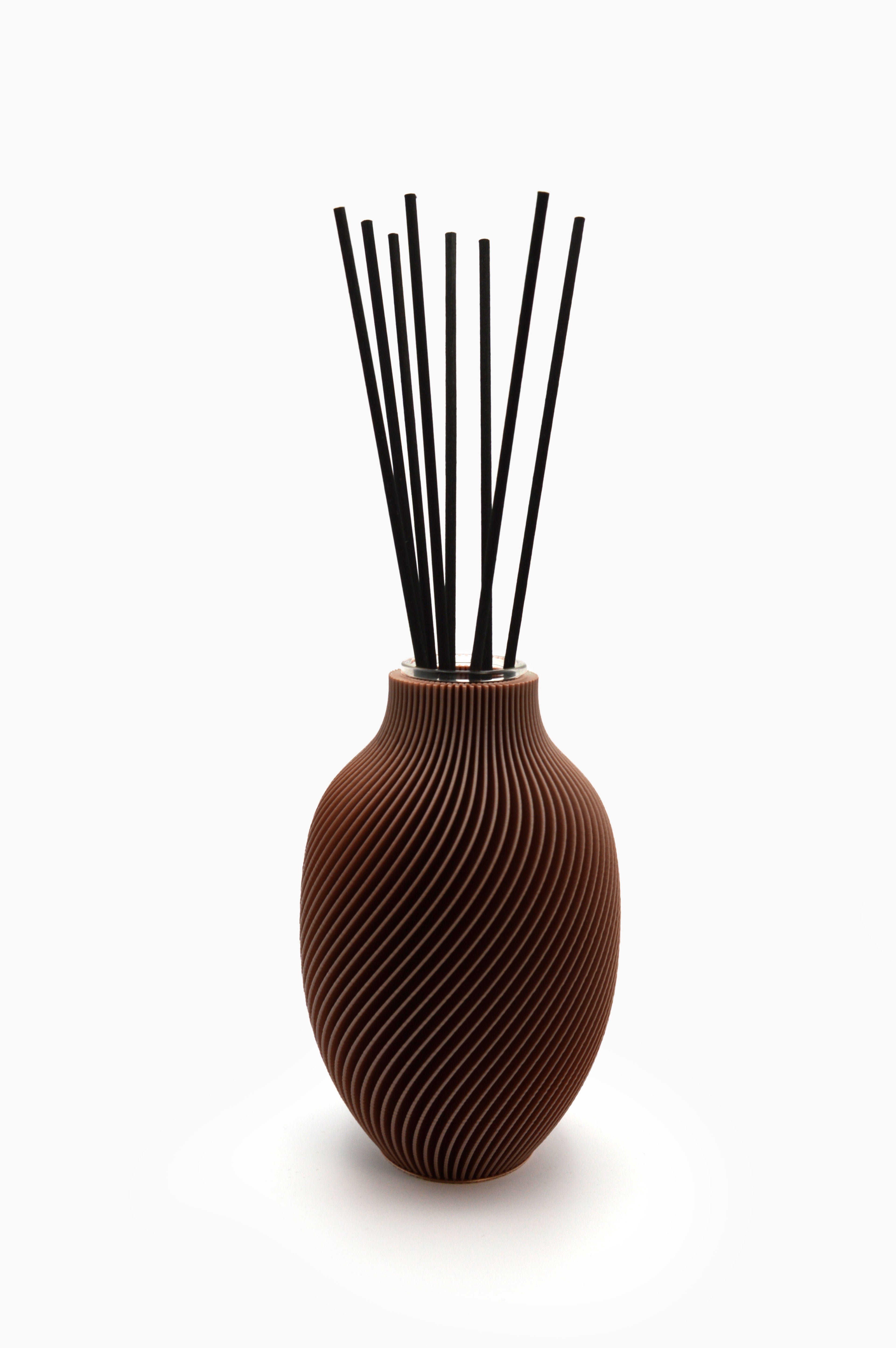 Diffusore Eolia · marrone cioccolato · design 3D spirale · ricaricabile · Made in Italy · Yliaca