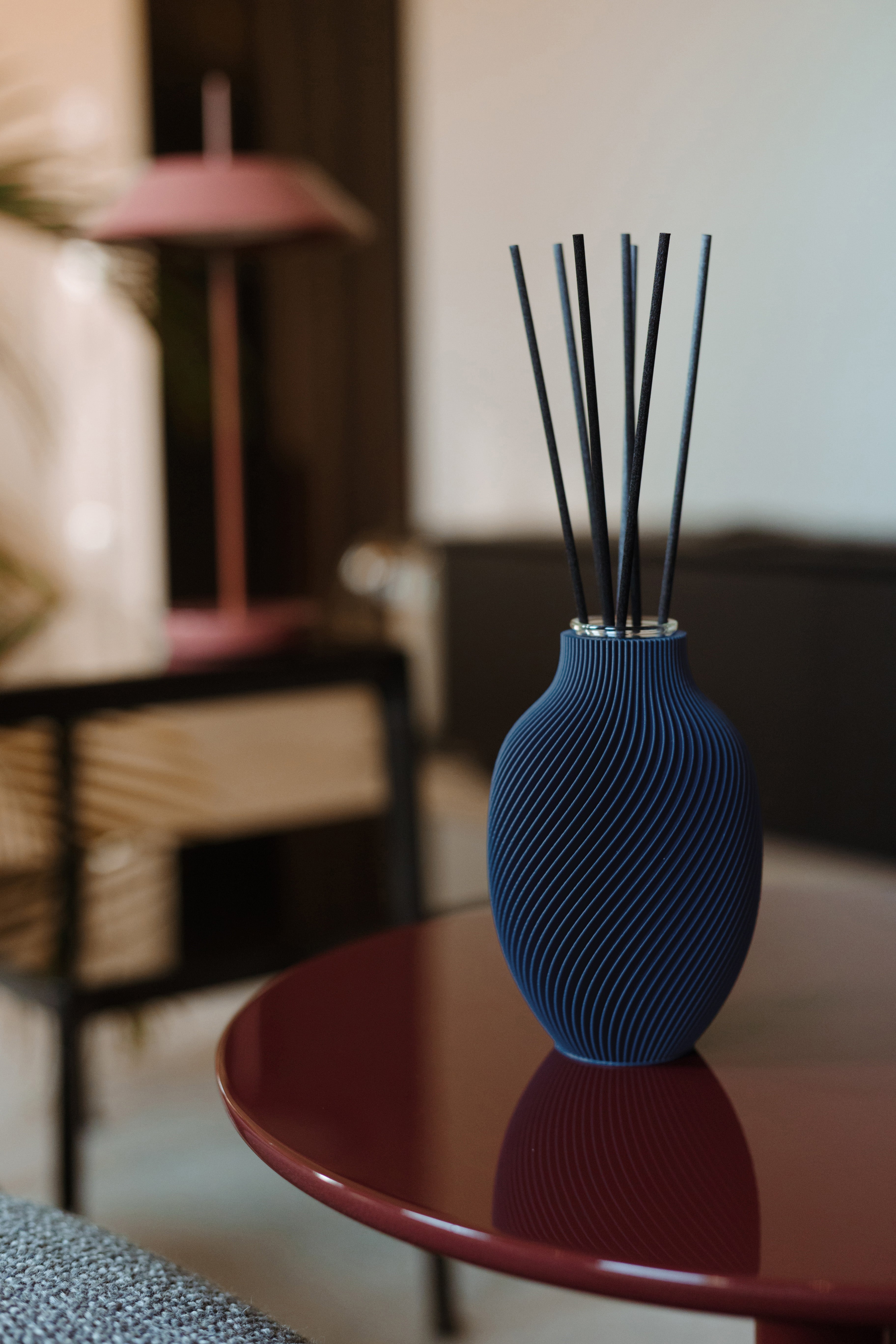 Diffusore Eolia · blu cobalto · ambientato · design 3D spirale · ricaricabile · Made in Italy · Yliaca