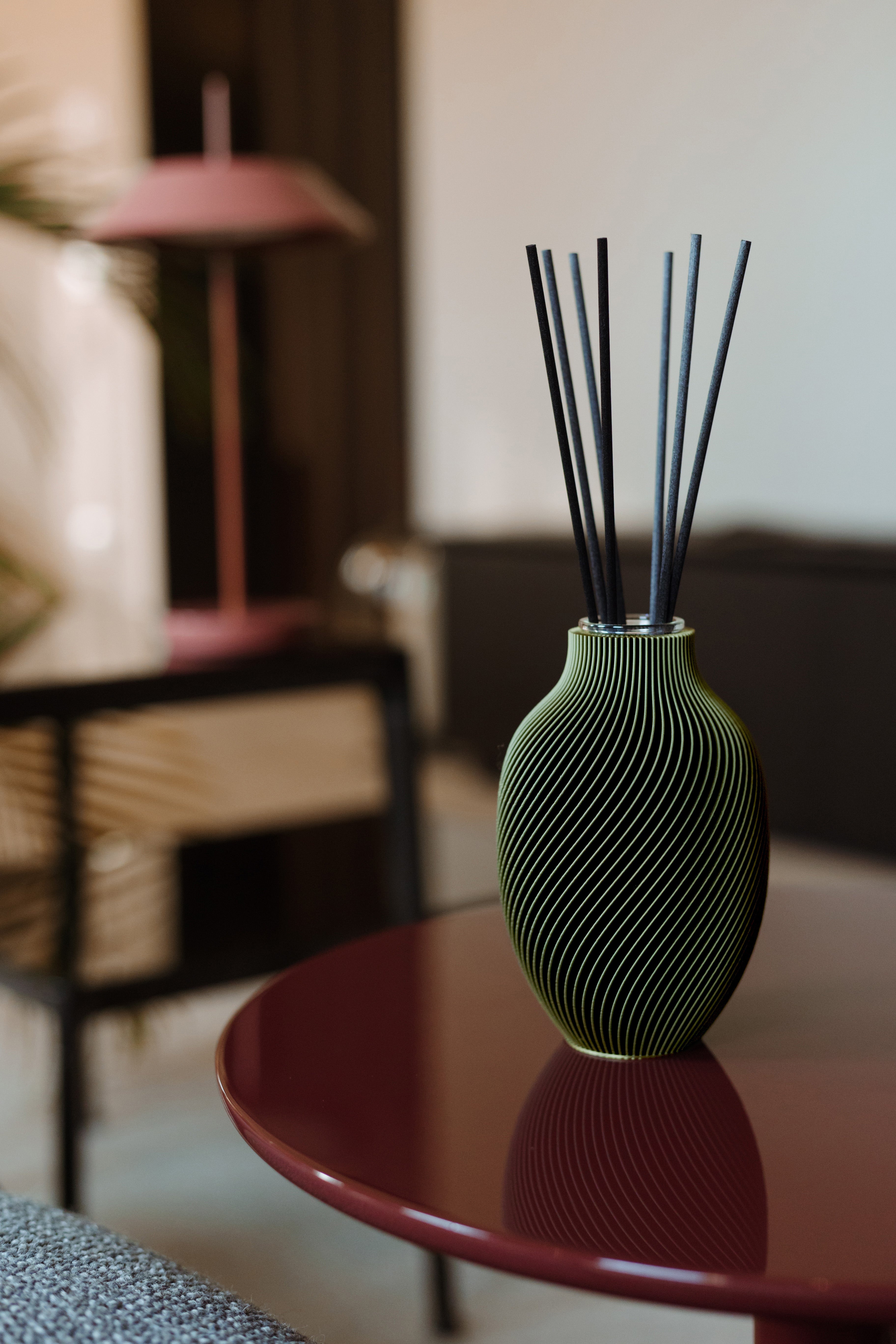Diffusore Eolia · verde oliva · ambientato · design 3D spirale · ricaricabile · Made in Italy · Yliaca