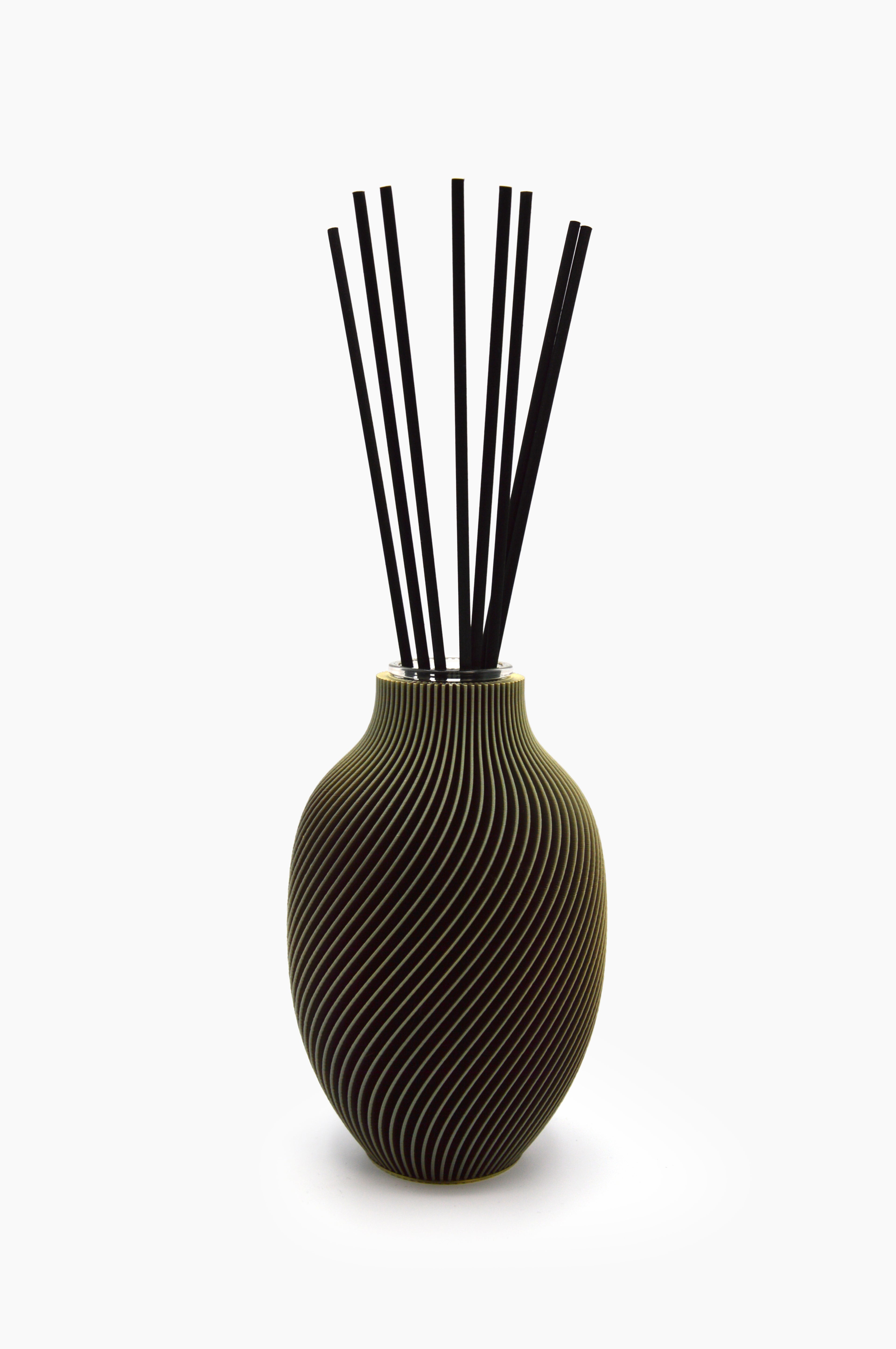 Diffusore Eolia · verde oliva · design 3D spirale · ricaricabile · Made in Italy · Yliaca