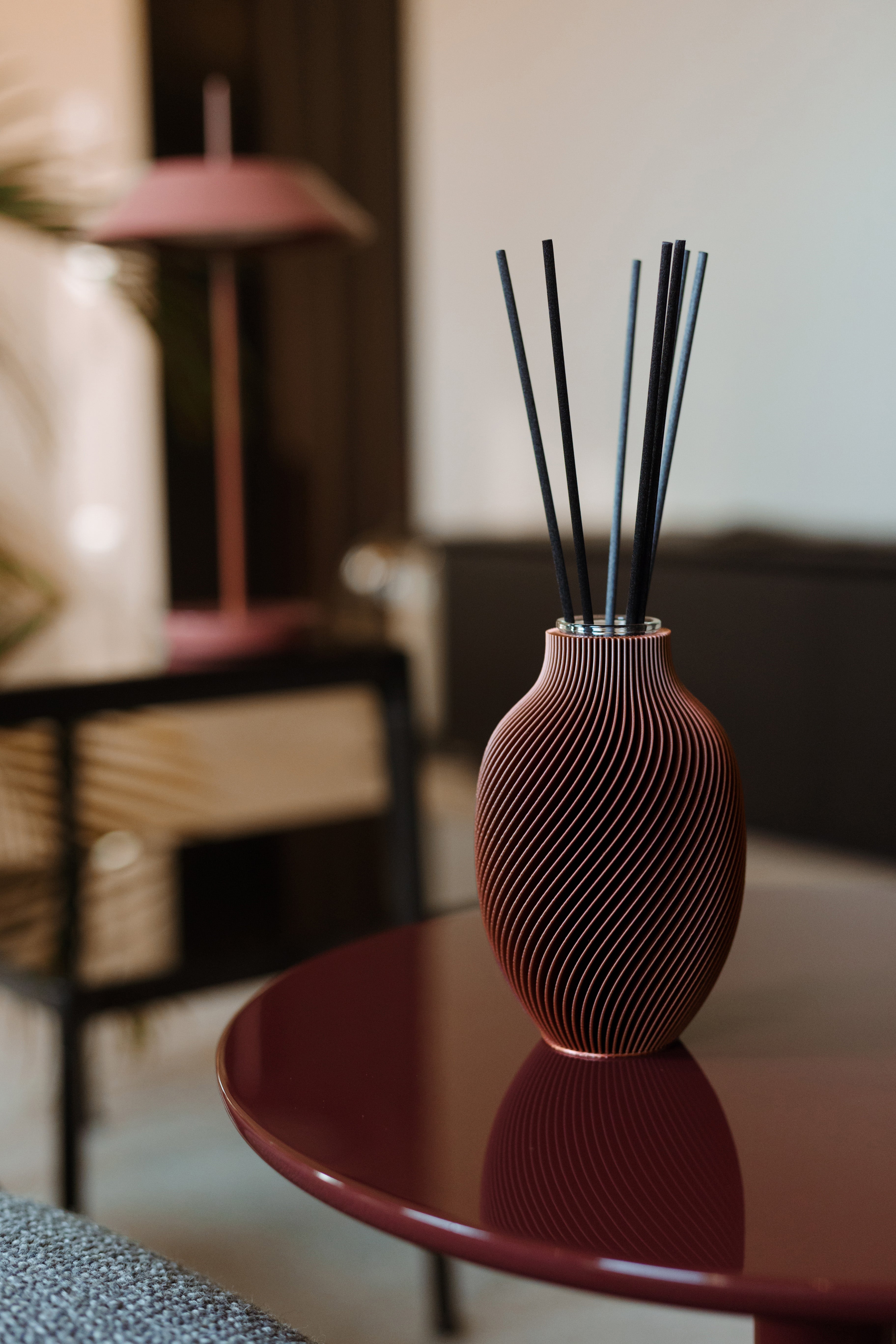 Diffusore Eolia · rame · ambientato · design 3D spirale · ricaricabile · Made in Italy · Yliaca